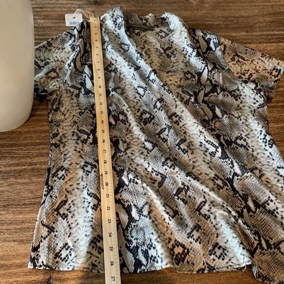 Marina Rinaldi Italy silky V neck animal print short sleeve pull over - Picture 8 of 8